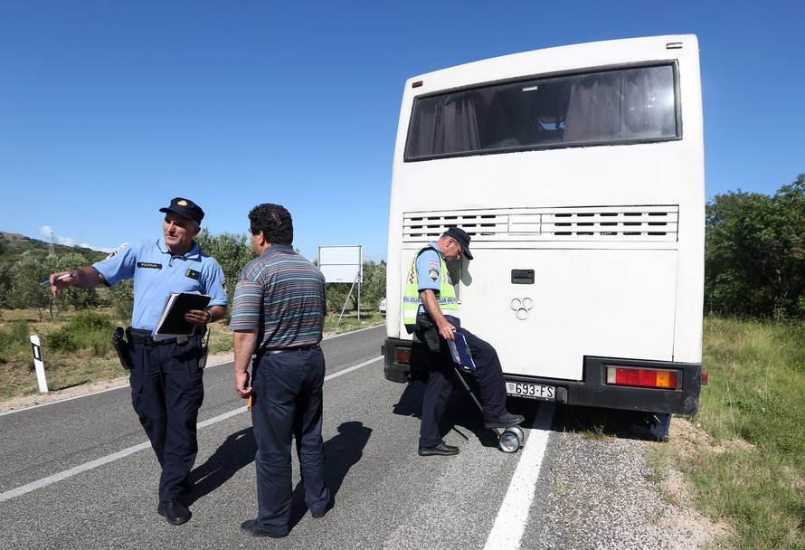 Autobus se zabio u prometni znak, vozača prevezli u bolnicu