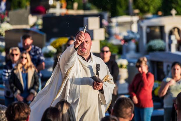 Kaštel Stari: Groblje Sv. Nikole i misa povodom blagdana Svih svetih