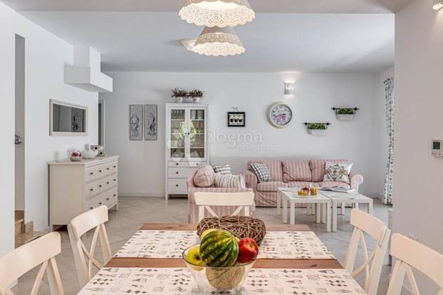 FOTO Pogledajte šarmantnu vilu u Labinu. Košta manje od pola milijuna eura, a ima i bazen