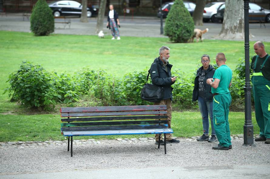 Zagreb: Nepoznati muškarac devastirao klupu duginih boja koja je postavljena na Zrinjevcu
