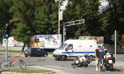 Oduzeo policajcu prednost pa ga udario automobilom