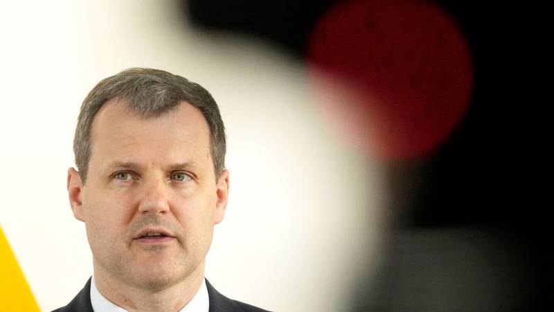 Skandal s baterijama srušio vladu: Litavski premijer dao ostavku, posao išao šogorici!