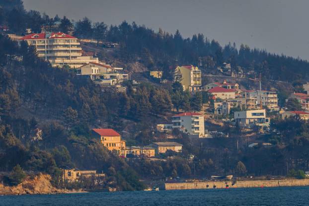 Pogled na izgoreni dio Omiša promatran  sa ušća  rijeke Cetine