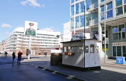 Checkpoint Charlie danas služi kao podsjetnik na hladni rat