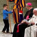 Nijemi dječak skakao oko Pape: 'On komunicira, slobodan je'