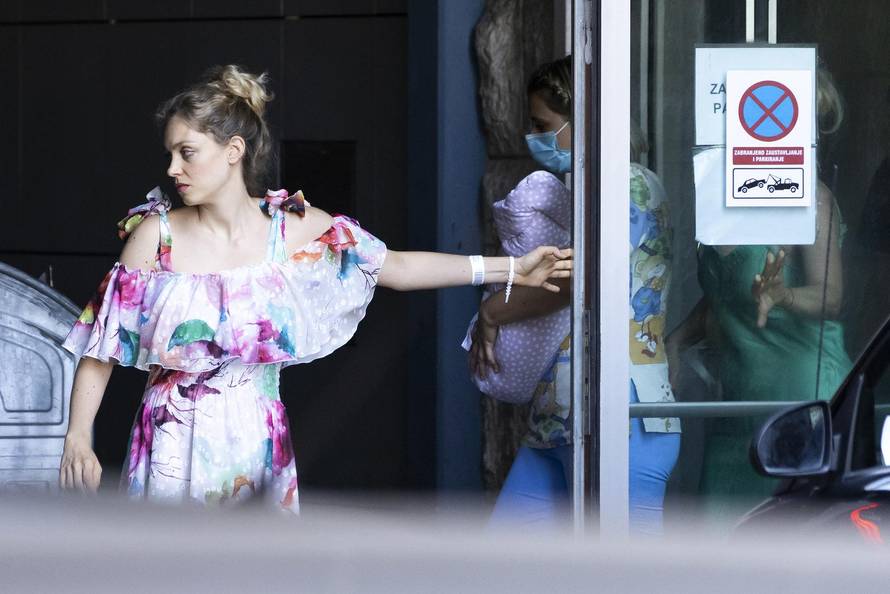Hana Huljić  Grašo u društvu majke i novorođene kćeri napustila bolnicu