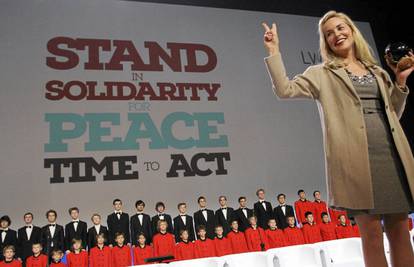 Dobitnici Nobela Sharon Stone (55) dodijelili su nagradu za mir