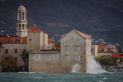 - Tijekom noci, Dalmaciju je zahvatilo olujno jugo i lebicada te su vecine dalmatinskih riva potopljene.
