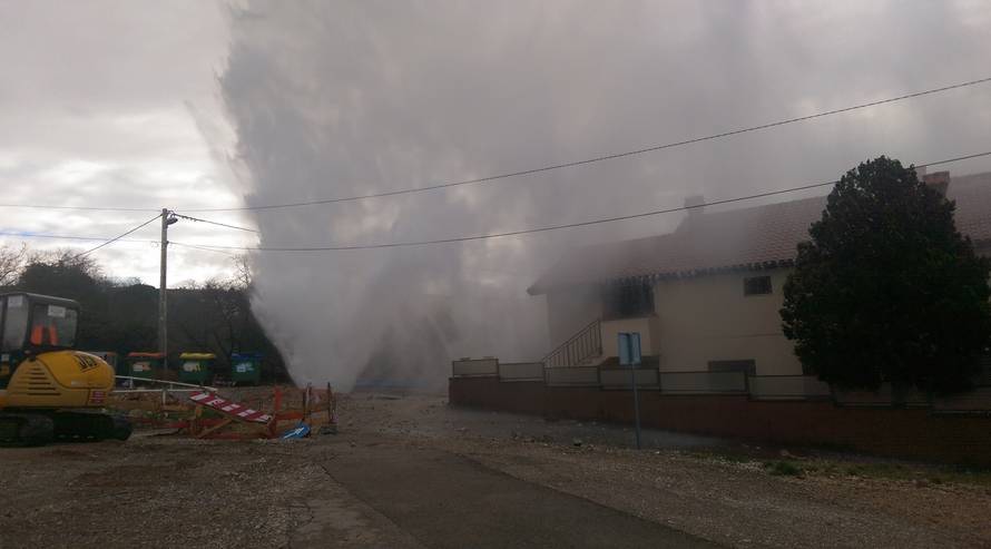 Kaos u Rijeci: Voda je šikljala 30 m u zrak,  poplavila je  kuću