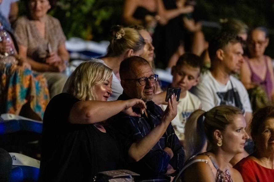 Vela Luka: Koncert "Vrijeme ljubavi" Zorice Kondže i orkestra Joška Banova