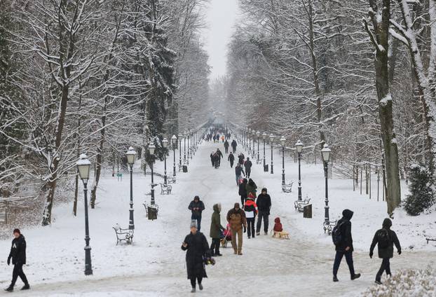 Zagreb: Maksimir, jedno od omiljenih mjesta za sanjkanje, grudanje ili šetnju po snijegu