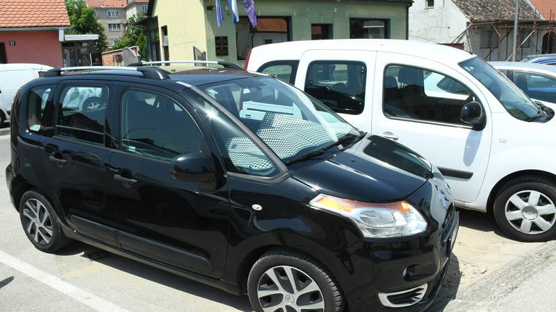 Policija upozorava roditelje: Dijete nikad ne ostavljajte samo u autu, posljedice su kobne!