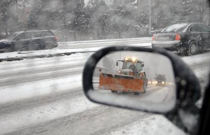 Snijeg zatvorio dio autoceste između Sv. Roka i Maslenice 