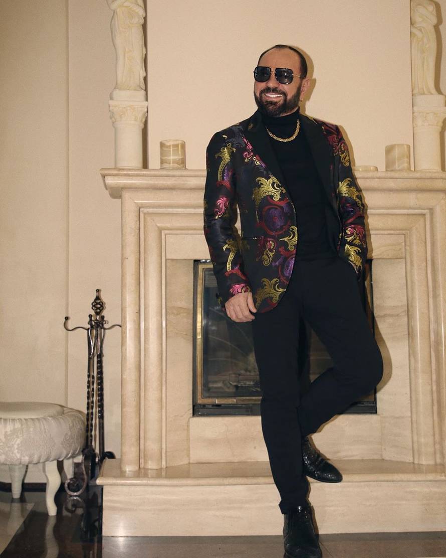 Skandal u BiH, Kitić u krcatom klubu skinuo masku? Pjevao je 'Ne može nam ni'ko ništa...'