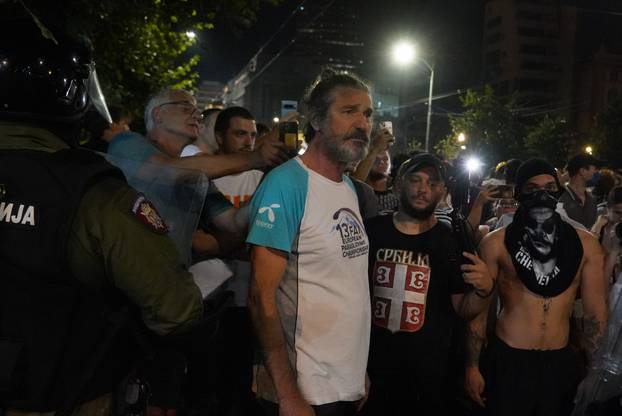 Beograd: Policija rastjerala građane koji su bili okupljeni u Ulici Kneza Miloša, nekoliko građana ozlijeđeno