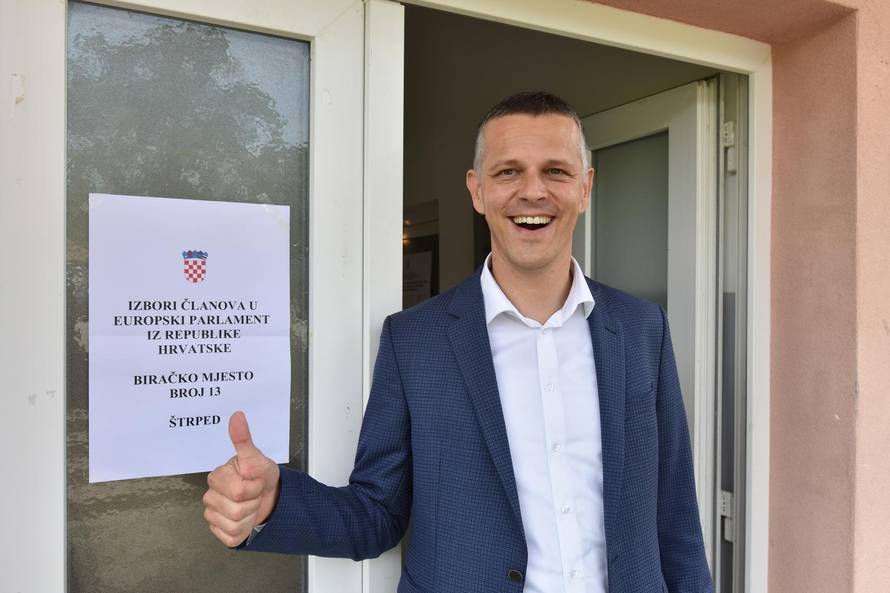 Buzet: Nositelj liste Amsterdamske koalicije Valter Flego glasovao je na EU izborima