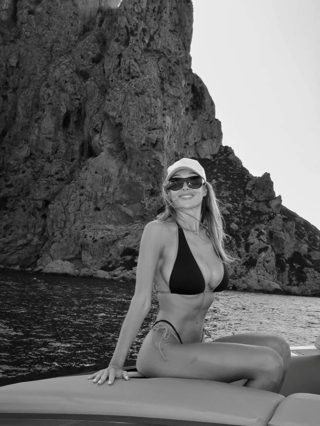 FOTO Britanska 'bomba' uživa na Ibizi: Skinula se u sićušni bikini i raspametila fanove