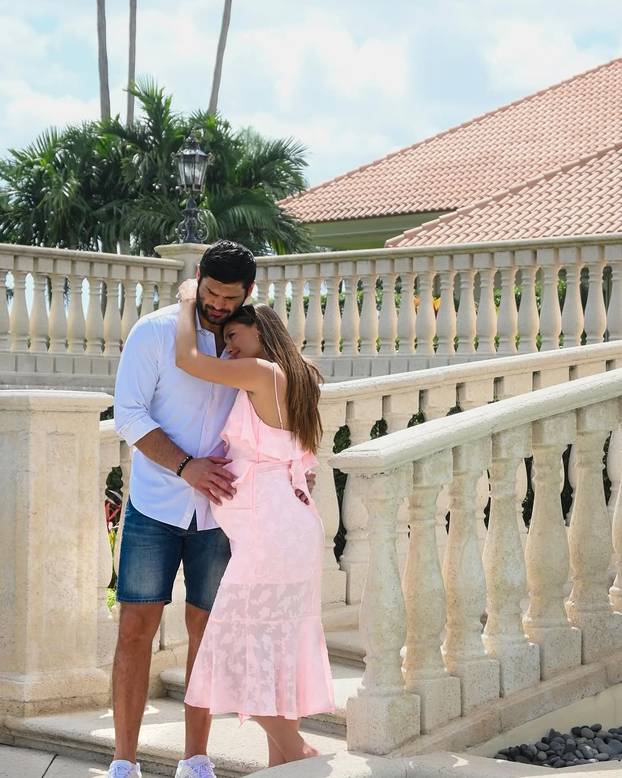 FOTO Ovo je ljepotica koja je osvojila srce Filipa Hrgovića. Od početka stoji uz 'El Animala'...