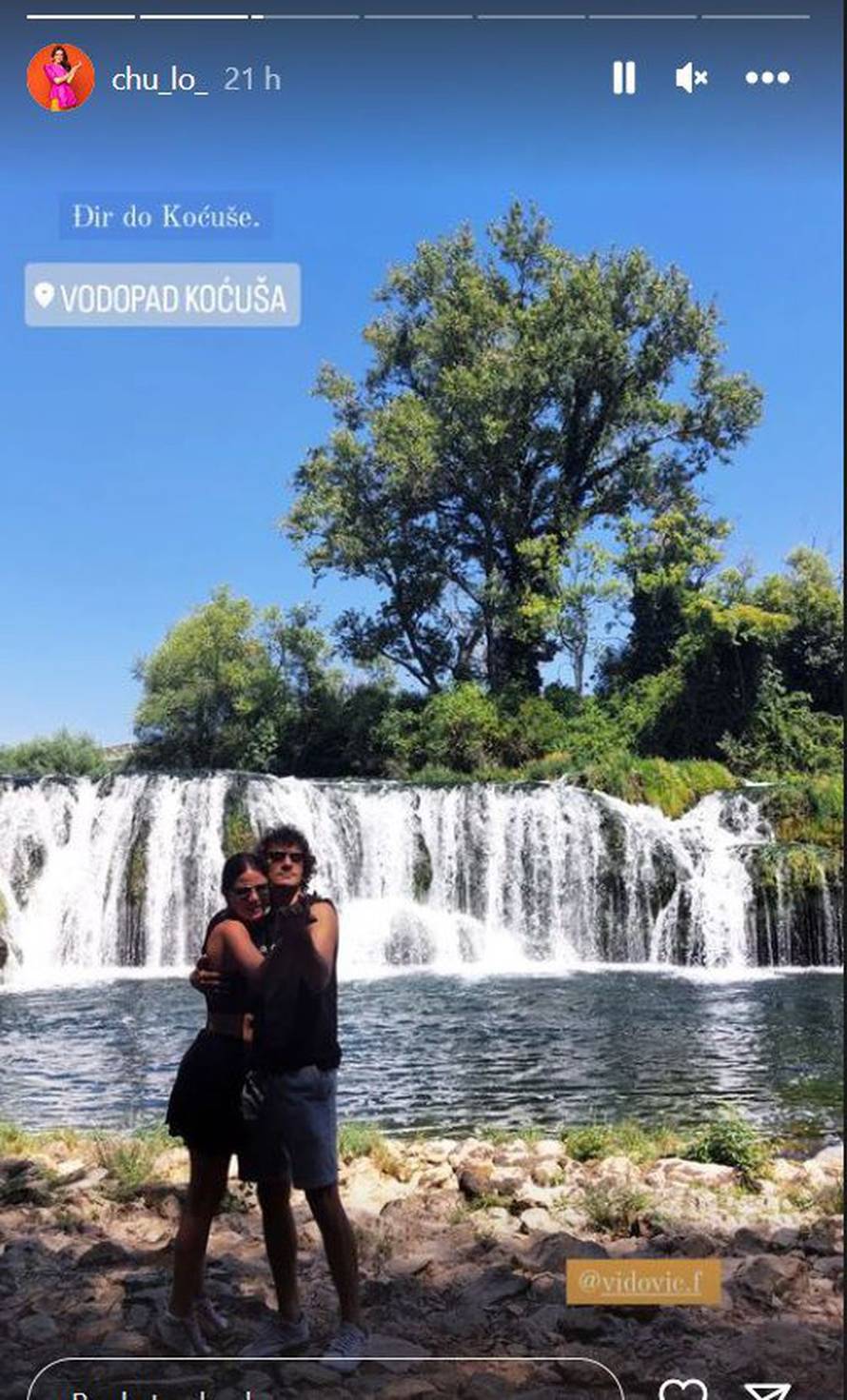 Filip i Ivana potaknuli šuškanja o vezi: Otišli u njen rodni kraj i zagrljeni pozirali kraj vodopada