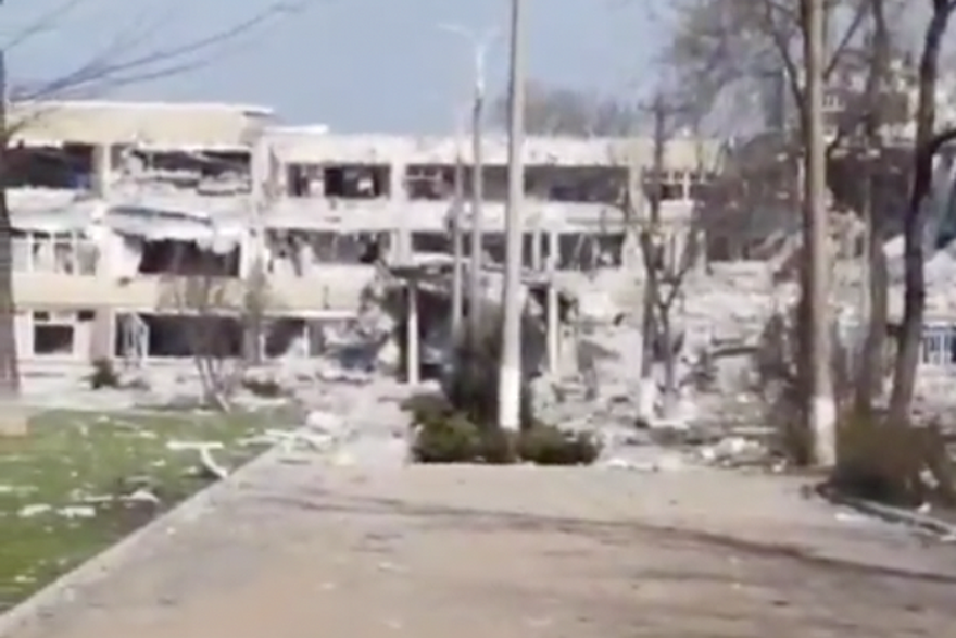 Rusi bombardirali zgradu škole u Mariupolju