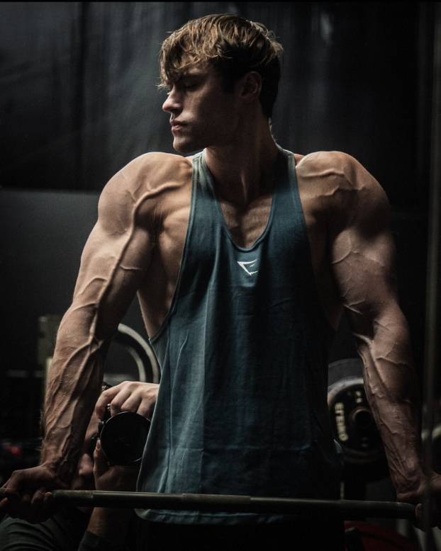 Od mršavog klinca do fitness modela i pozicije  kreativnog direktora Gymsharka