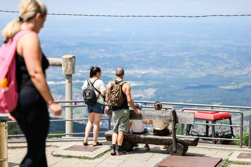 FOTO Zagrep&ccaron;ani pobjegli od gradske vru&cacute;ine: Sun&ccaron;ani dan proveli na Sljemenu