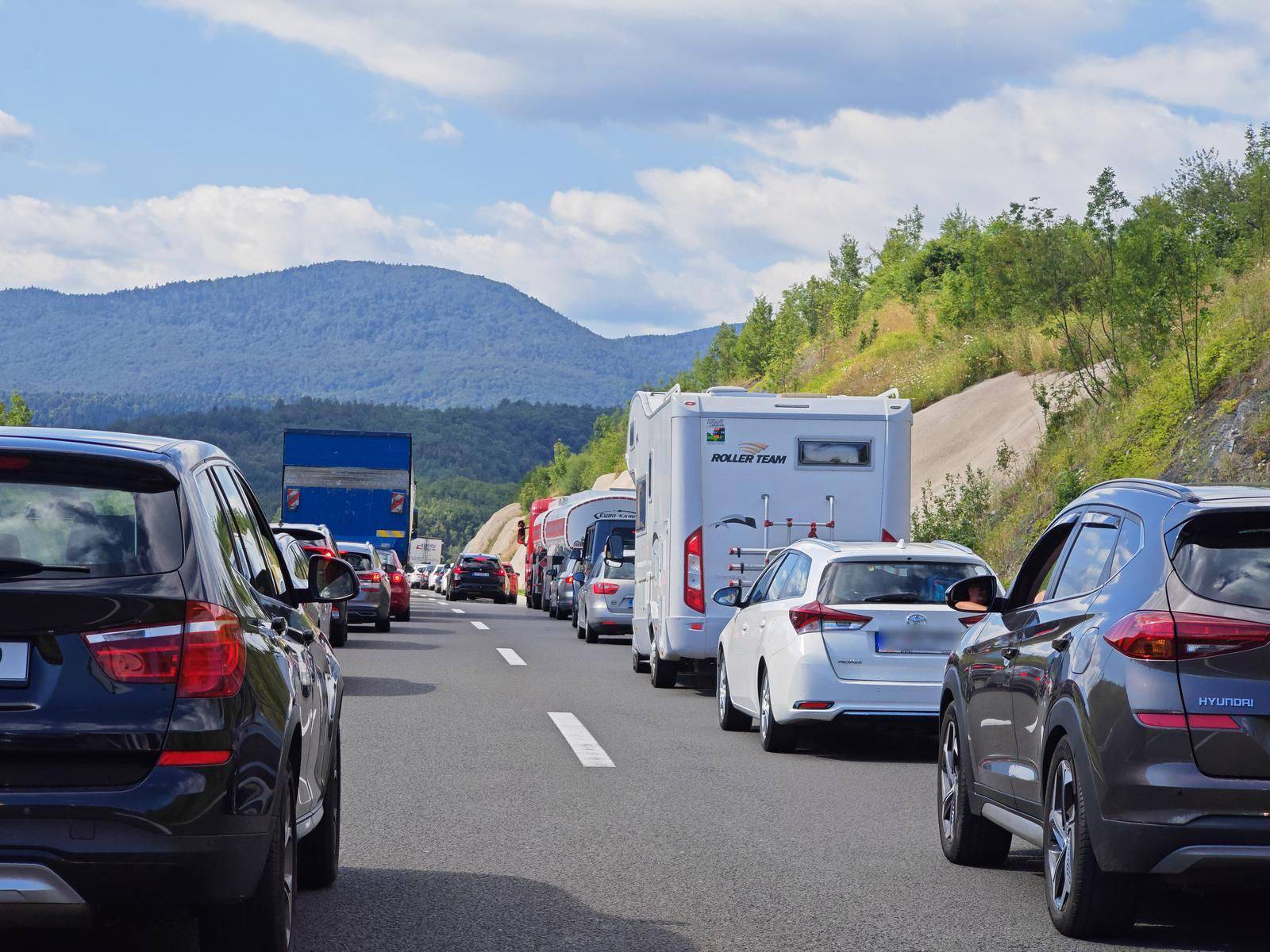 Slike strave s autoceste: Sve je u dimu, stvaraju se gužve. HAK: Kolona dugačka 12 kilometara