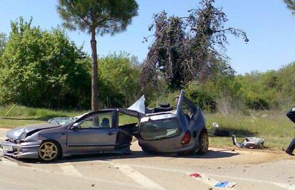 Rovinj: Zaletio se u drvo, prepolovio auto i preživio