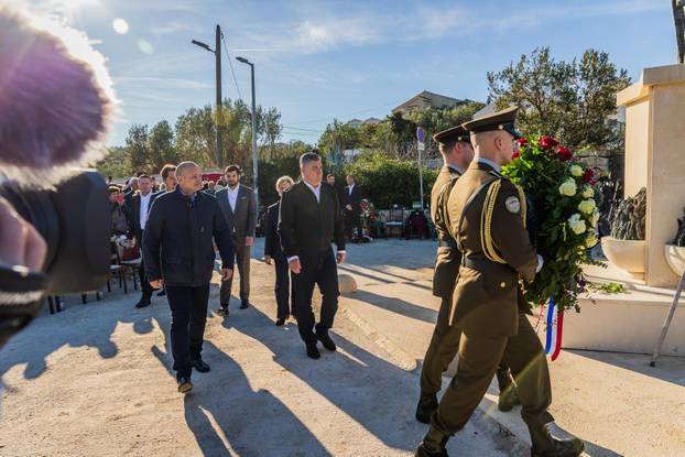 Drvenik Veli: Predsjednik Zoran Milanović položio je vjenac na spomen obilježju “Majka Domovina”