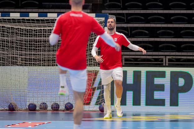 Zadar: Zagrijavanje rukometaša prije početka prijateljske utakmice između Hrvatske i Švicarske