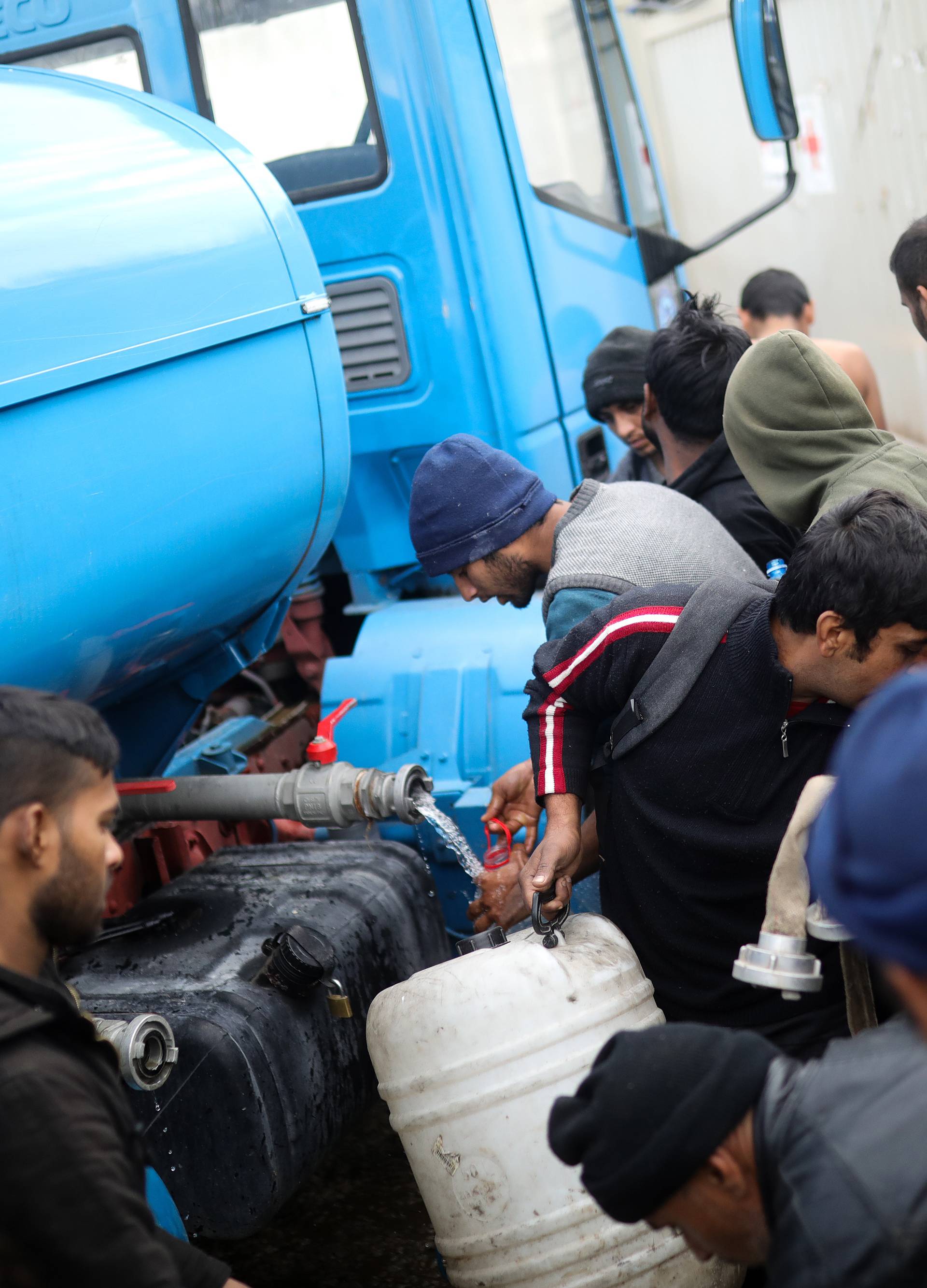 Neljudski uvjeti u BiH: Migranti prvi snijeg dočekali u šlapama