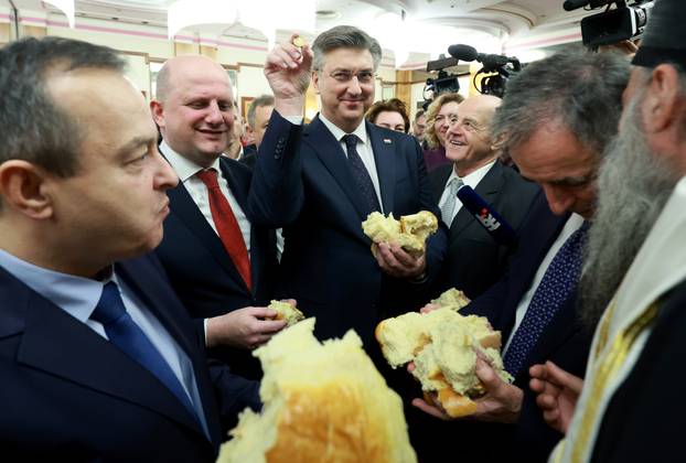 Zagreb: Plenković na prijemu Srpskog narodnog vijeća u kruhu pronašao zlatni novčić