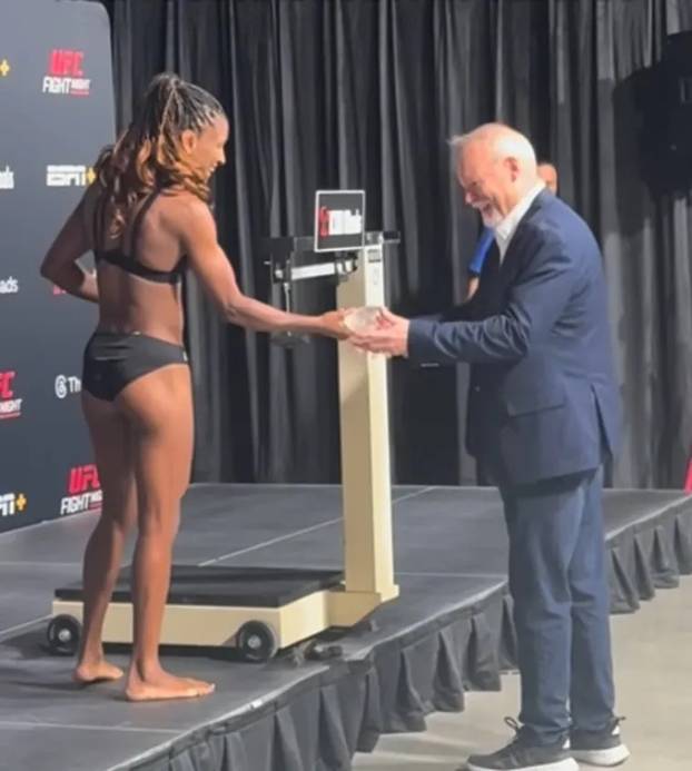 FOTO Kakav gaf! Borkinja na vaganju vadila umetke iz grudi i dala ih službeniku, njemu ispali