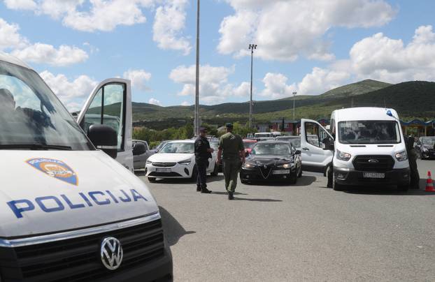 Navijači Rijeke na izlazu Dugopolje uz policijsku pratnju nastavljaju prema Poljudu