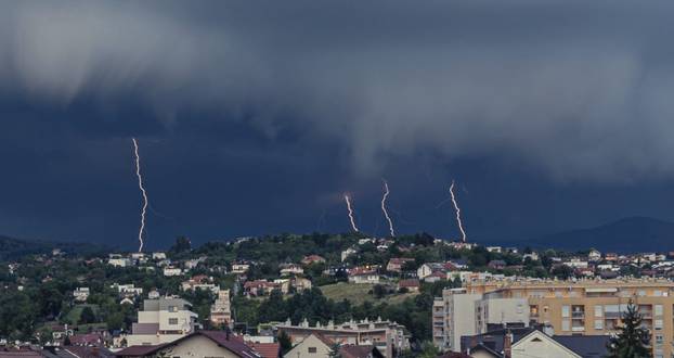 FOTO Crni oblaci zamračili nebo nad Zagrebom: 'Snažan vjetar mi je sve razbacao na balkonu'