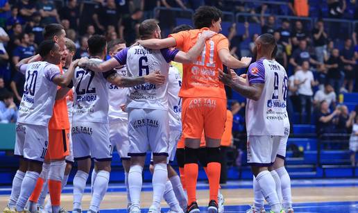 FOTO BOYSI U &Scaron;OKU! Pogledajte veliko slavlje Makarana usred Zagreba, futsala&scaron;i idu me&dstrok;u 4