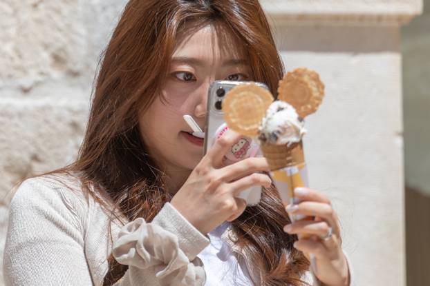 Brojni turisti traže osvježenje na visokim temperaturama u Dubrovniku