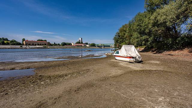 Nizak vodostaj rijeke Drave kod Osijeka