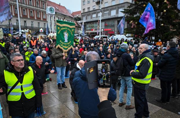 Zagreb: Molitelji i prosvjednici na Trgu bana Jelačića