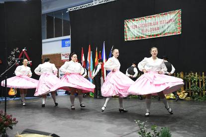 FOTO Plesale s bocama na glavi, a Višnja Pevec zaplesala je kolo