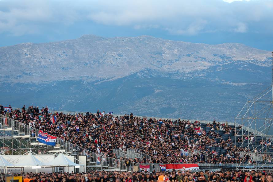 Sinj: Thompsonovi obožavatelji čekaju početak koncerta na hipodromu