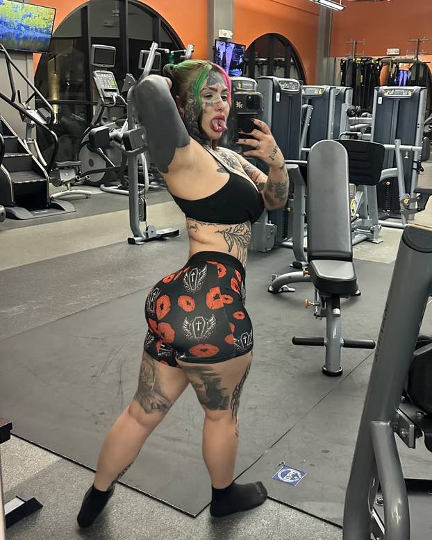 FOTO Zastrašujuće! U ruku je ugradila srce, a razrezala jezik. Šokirat ćete se kako je izgledala