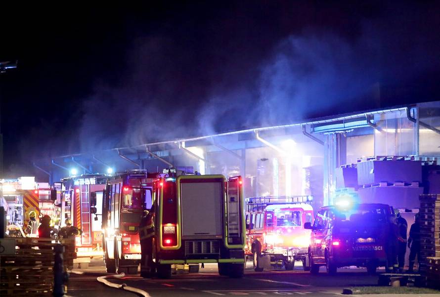 Zagreb: Oko 30 vatrogasaca bori se s požarom koji je buknuo na Žitnjaku