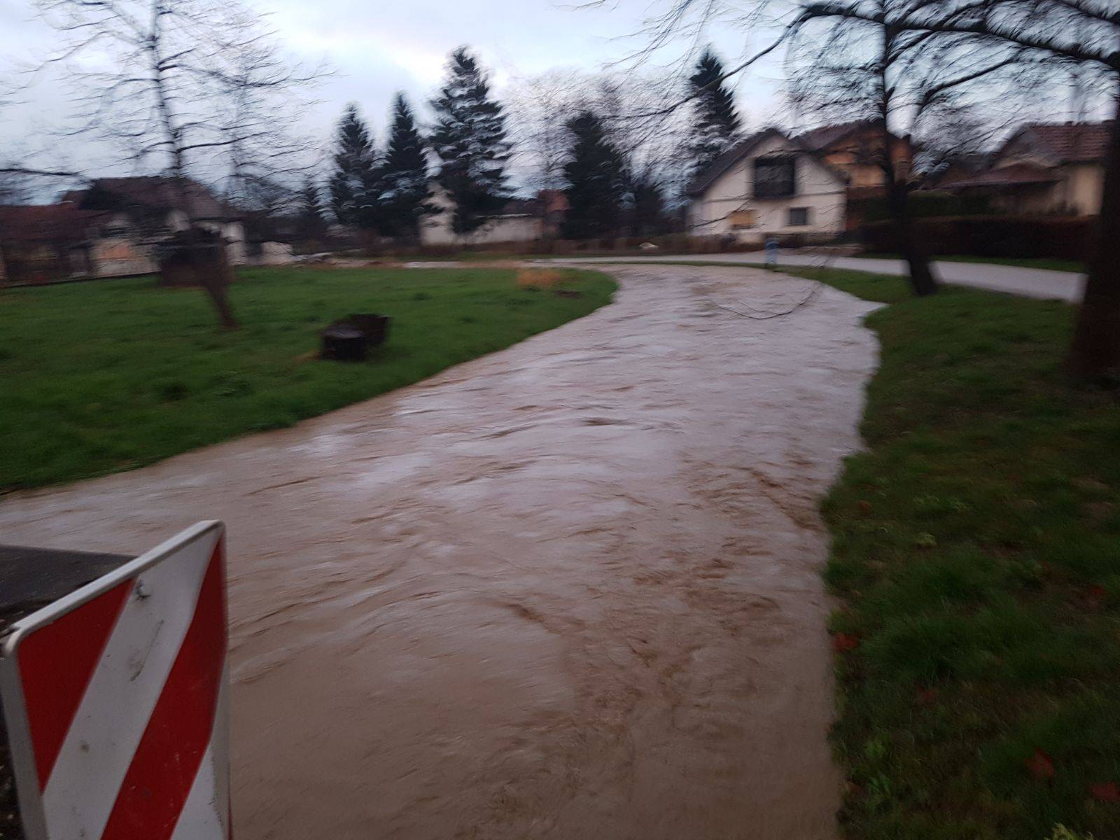 Zbog obilne kiše: Poplavile su ceste, voda je pred kućama