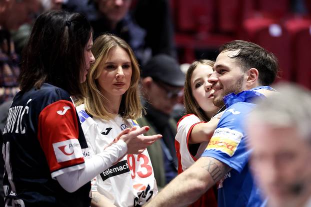 Malmo: Hrvatski rukometaši ipak najviše vole proslavu ulaska u polufinale uz poljupce svojih partnerica i zagrljaje obitelji