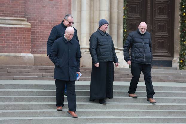 Performans Tiha misa ispred katedrale u Đakovu