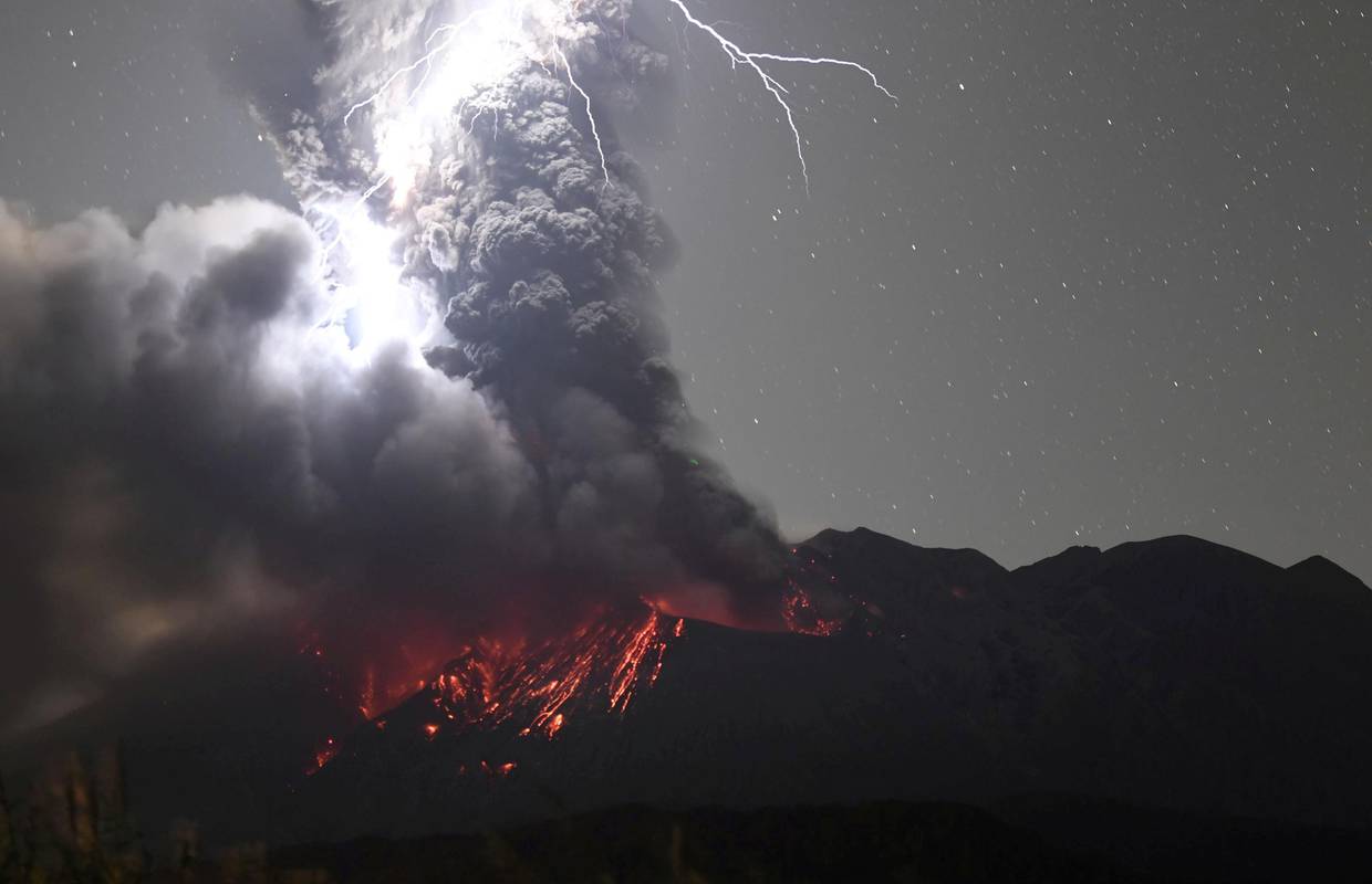Spektakularna moć prirode: Na nebu se spojili munje i erupcija
