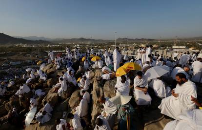 Hodočašće na vrhuncu: Brojni muslimanski vjernici okupili se na brdu Arefat radi hadža