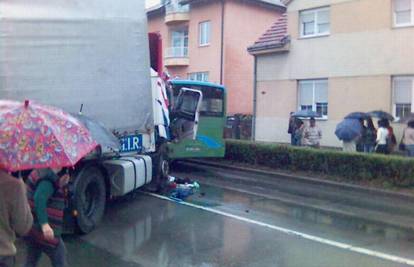 Polukružno se okretao pa udario u bus sa učenicima