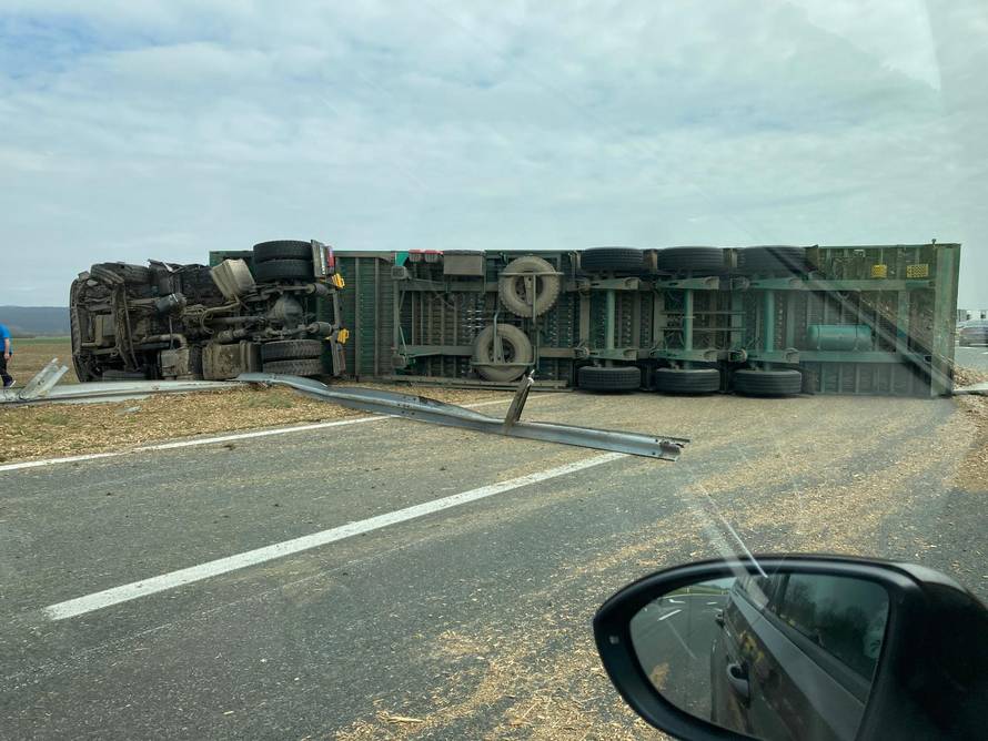 Nesreća na autocesti A3: Kod Nove Gradiške sudar kamiona s piljevinom, rasula se po cesti...